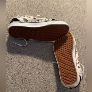 Woman’s Vans Size 9